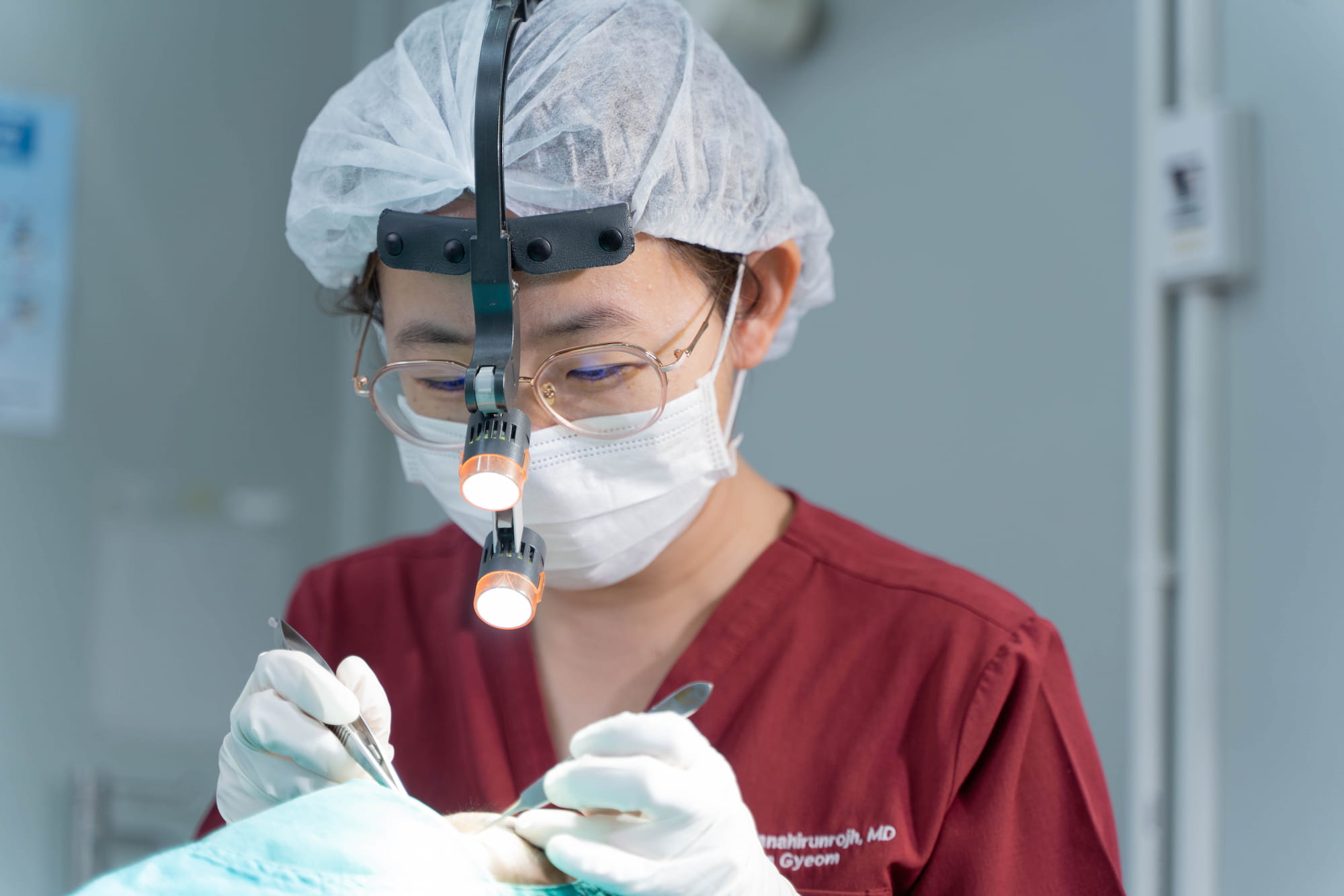 พญ.สร้อยสุดา ธนหิรัญโรจน์ หมอดา ศัลยแพทย์ตกแต่งเฉพาะทางด้าน Facial Plastic and Reconstructive Surgery ประจำ Beproud Clinic