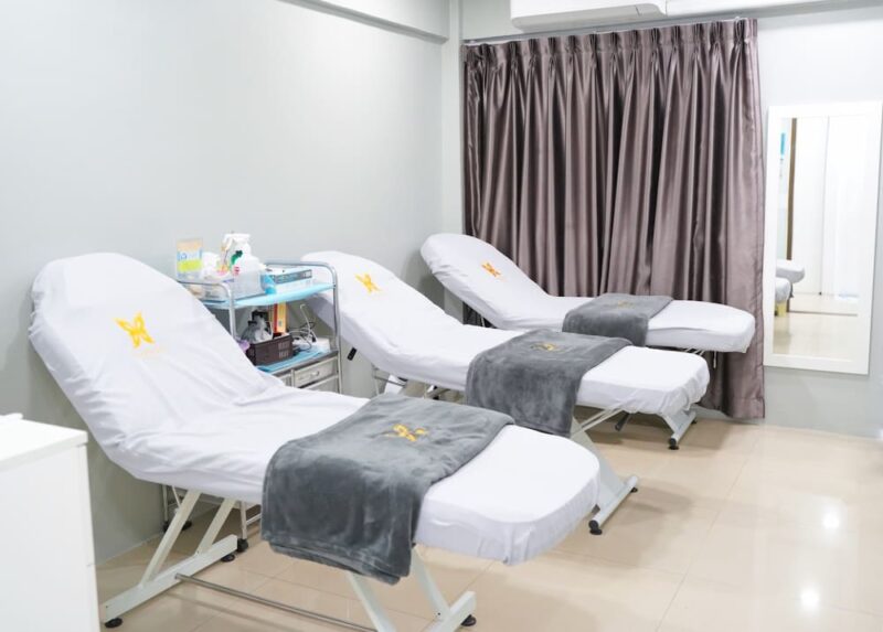 เตียงสำหรับทำหัตถการและอุปกรณ์แพทย์ภายในห้องตรวจที่บีพราวด์คลินิก แสดงความสะอาดและได้มาตรฐาน